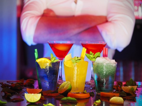 Bartender med drinker