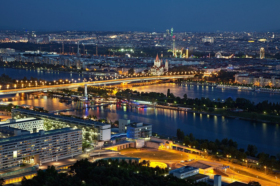 Wien nattestid med utsikt over Donau